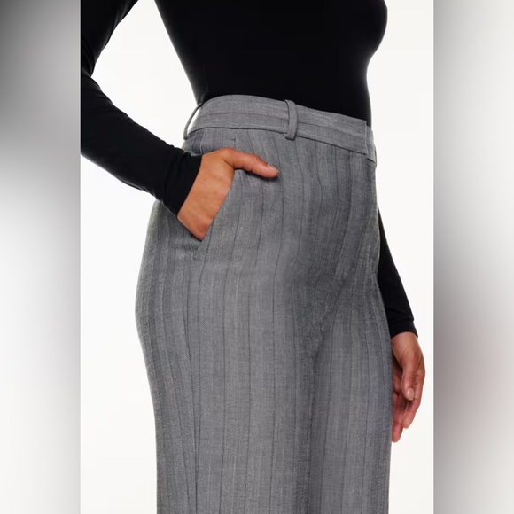 Aritzia Babaton Command Pant
Mid-rise straight-leg pants Grey Like New - Picture 9 of 15